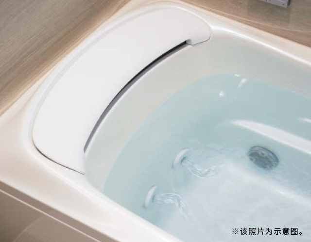 不規則的波浪形水流呈畫圓狀，以腰部為中心帶來舒適按摩般的體驗。